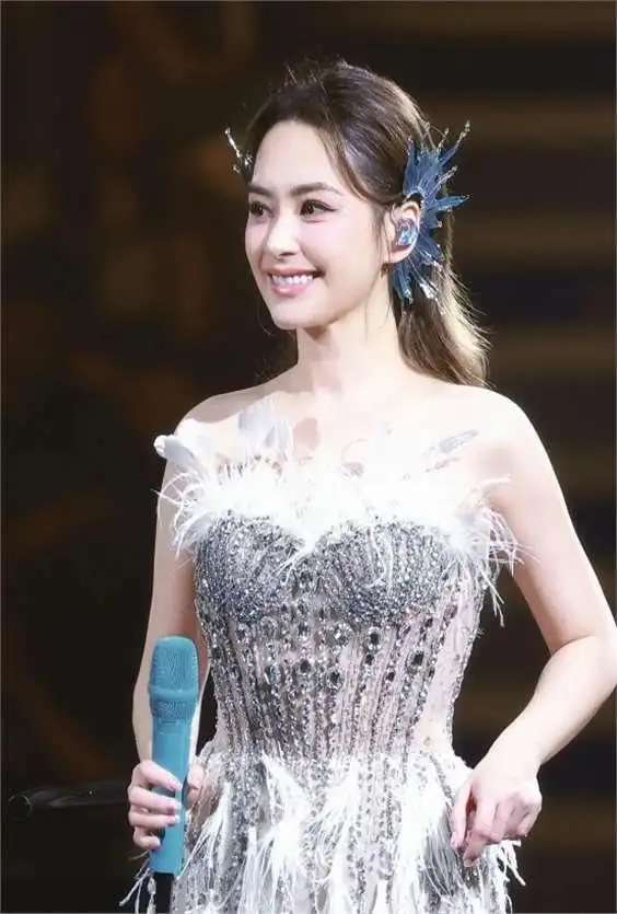 小个子美女惊艳合照_身材娇小气质出众女明星_小骨架女明星